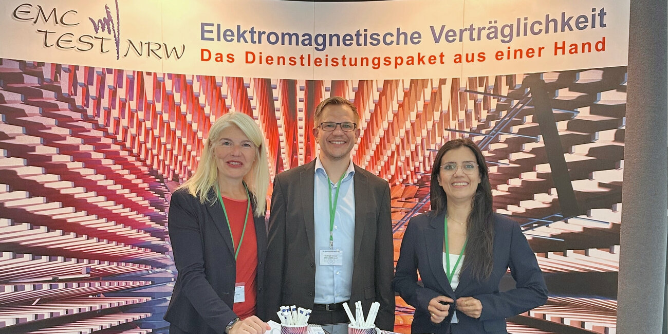 Das Team von EMC Test NRW beim 20. DortmunderAutoTag: Ema Ziga, Christoph Schmidt und Dr. Myrel Tiemann