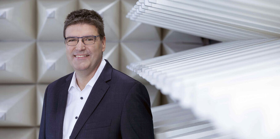 Jörg Bärenfänger, Geschäftsführer der EMC Test NRW GmbH, beantwortet Fragen beim CE-Beratersprechtag